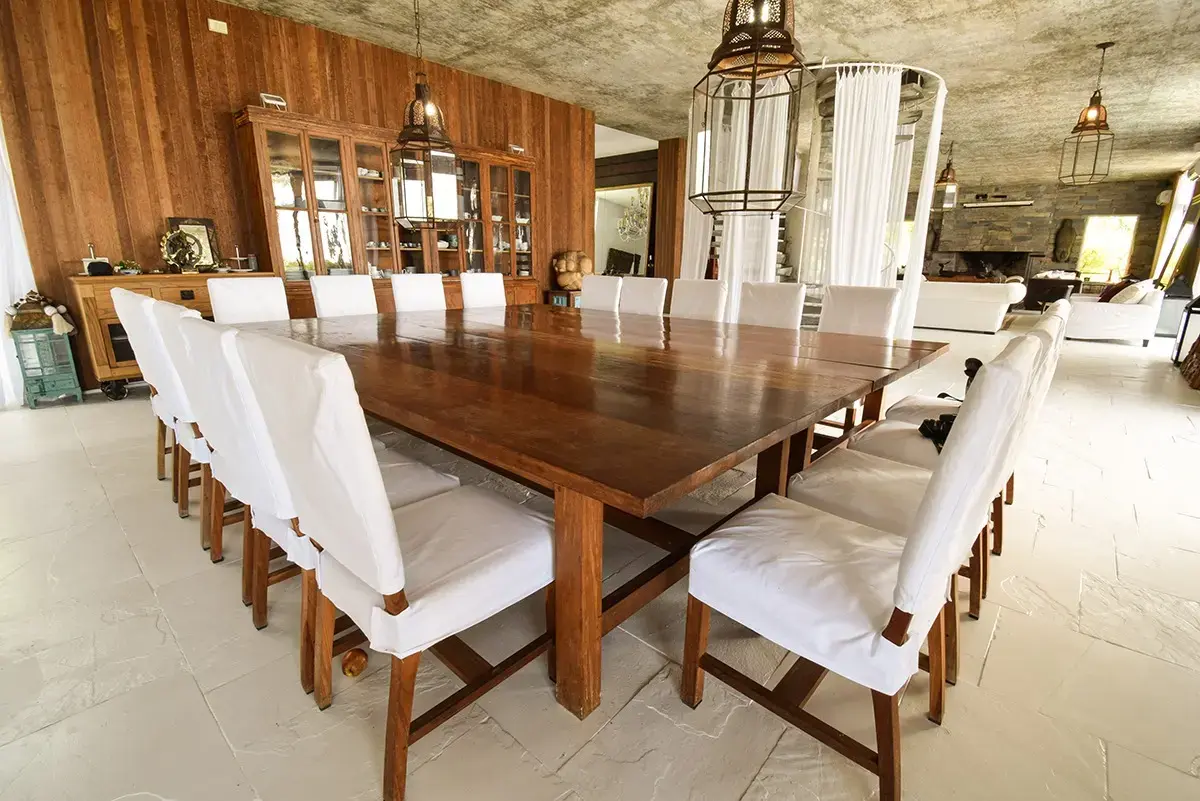 Comedor principal con mesa larga para invitados