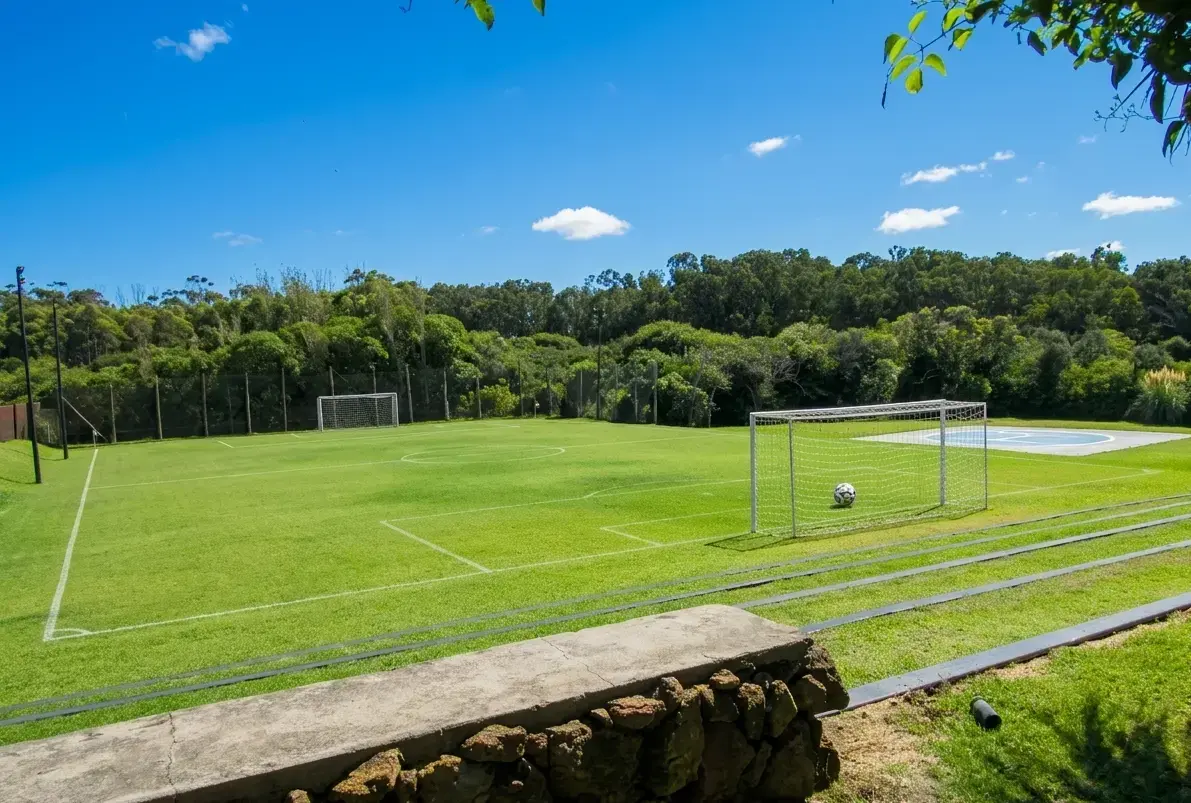 Cancha de fútbol en entorno natural