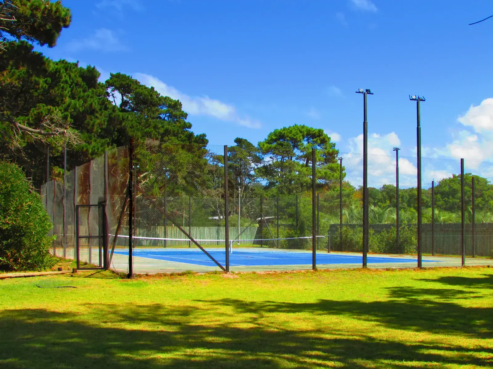Cancha de tenis profesional de la propiedad