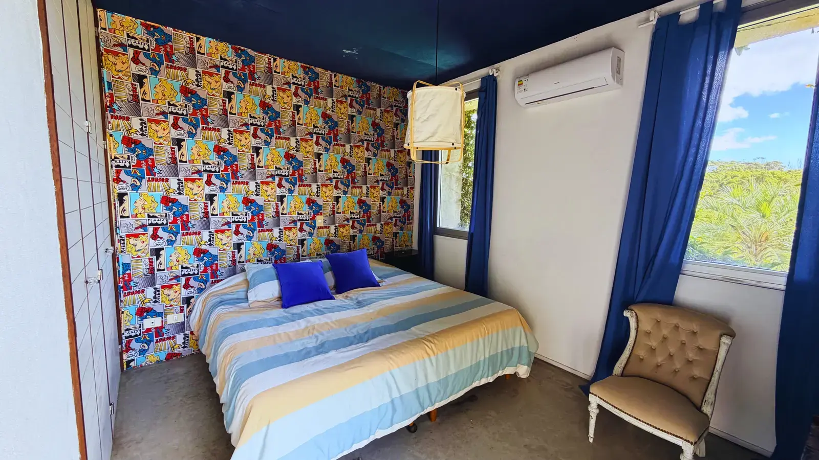 Dormitorio de huéspedes con paleta cálida
