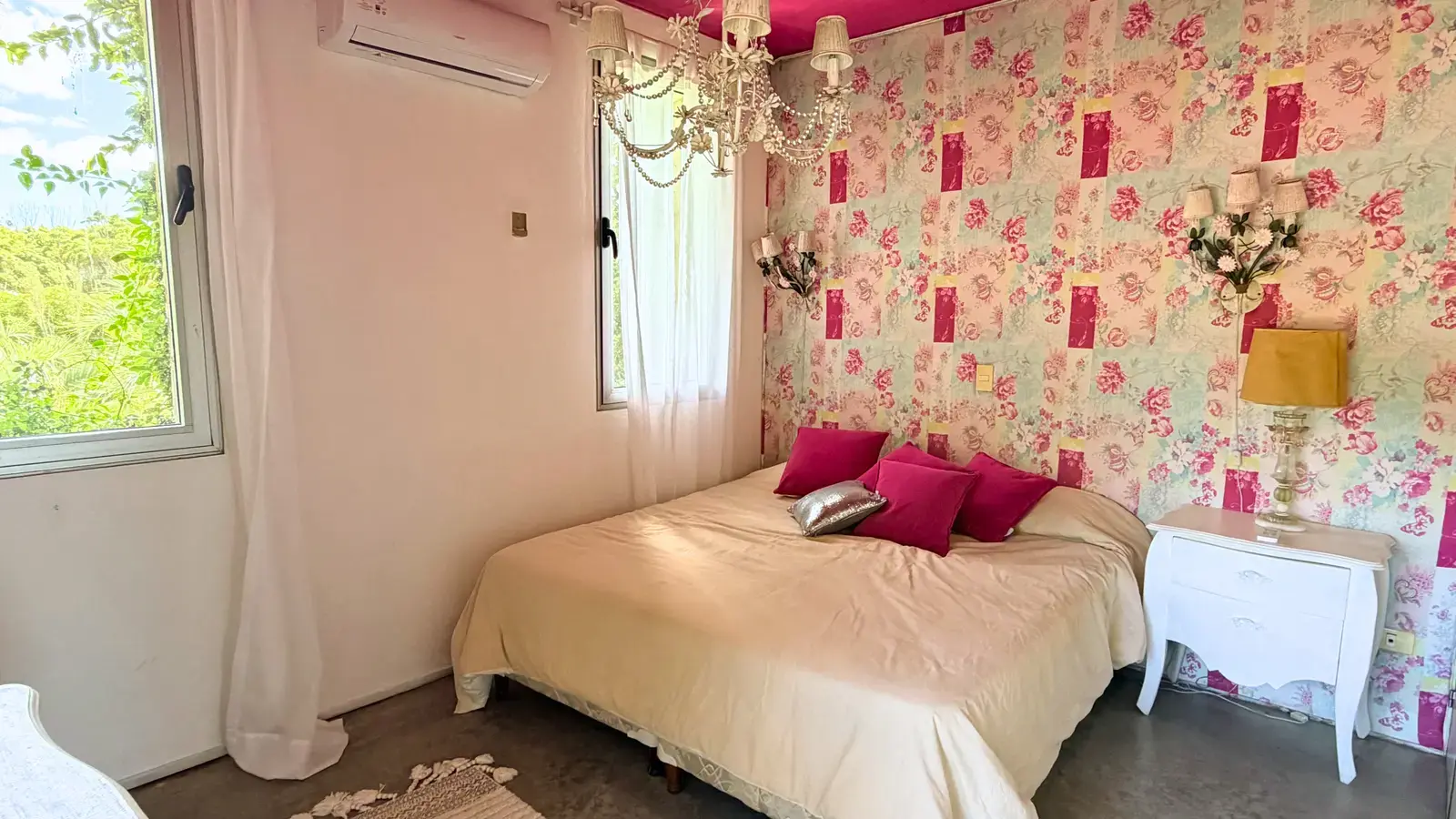Dormitorio de huéspedes con diseño claro