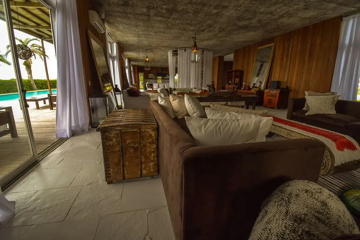 Sala de estar de tonos tierra para reuniones