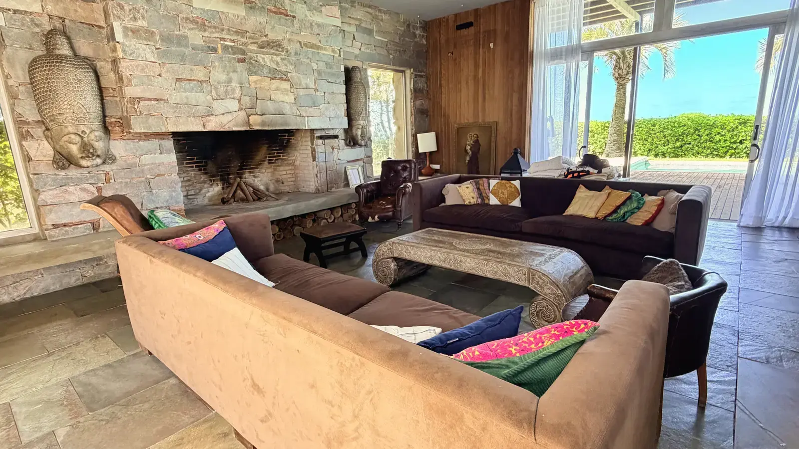 Living con chimenea y área social cálida